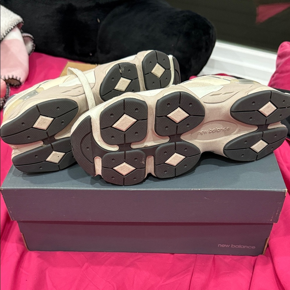 New Balance Cream and Navy Sneakers - Picture 2 of 7